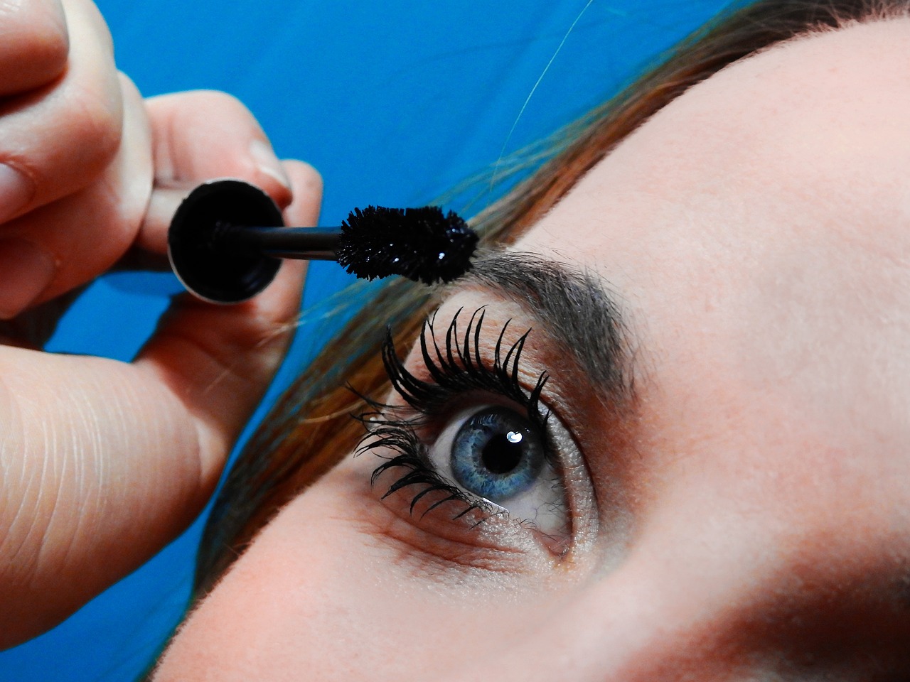 Mascara richtig auftragen: Die besten Tipps für Volumen, Länge und klumpenfreie Wimpern